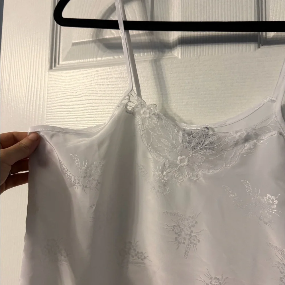 Jayre white embroidered printed cami size medium